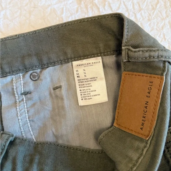 American Eagle High-Rise Distressed Shorts – Size 14 - Picture 9 of 14